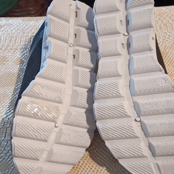 Size  10 Rouge Helium  color  blue/black/white new with tag - Picture 9 of 9